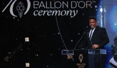 El exfutbolista brasileño Ronaldo entrega el premio Balón de Oro al mejor futbolista masculino durante la ceremonia de entrega de los premios Balón de Oro de France Football 2026