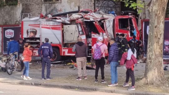 Un camión de bomberos chocó contra la ex cárcel de Caseros: al menos 7 heridos