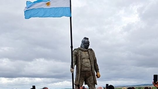 La escultura gigante de Ricardo Iorio que presentaron en Coronel Suárez