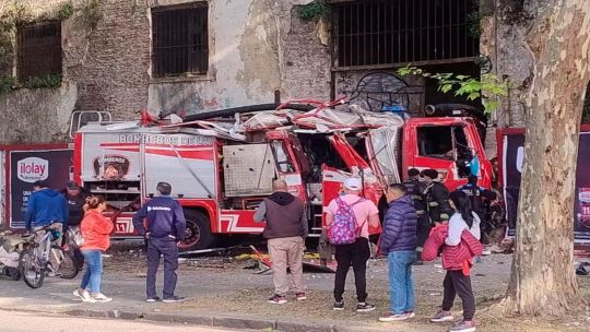 Un camión de bomberos chocó contra la ex cárcel de Caseros: al menos 10 heridos