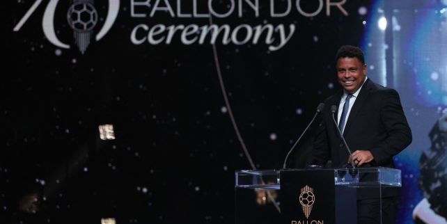 El exfutbolista brasileño Ronaldo entrega el premio Balón de Oro durante la ceremonia de entrega de los premios Balón de Oro de France Football 2026