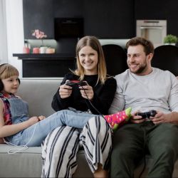 Los videojuegos pueden ser una forma de relajarse y compartir tiempo con otros, siempre que formen parte de una rutina equilibrada. | Foto:.