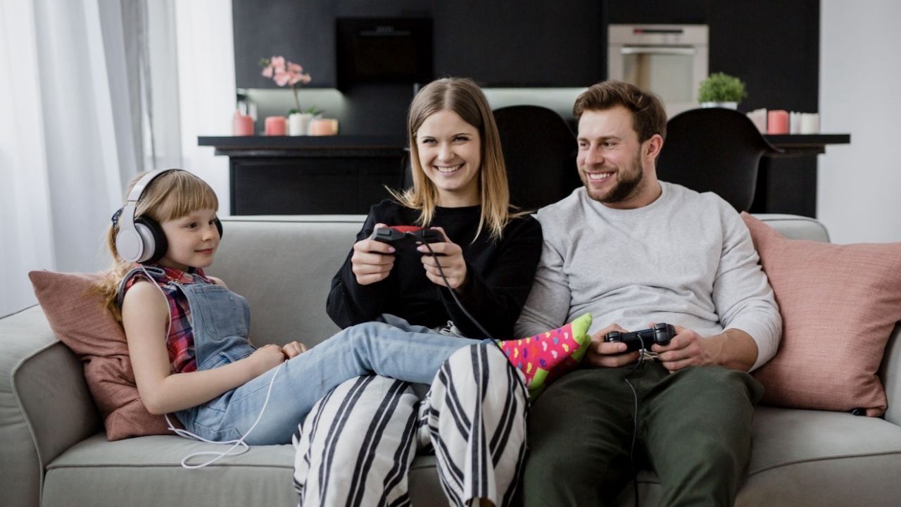 Los videojuegos pueden ser una forma de relajarse y compartir tiempo con otros, siempre que formen parte de una rutina equilibrada. | Foto:.