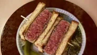 El dueño de un restó defiende que sirvan las hamburguesas casi crudas
