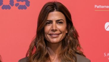 Jualiana Awada apostó por un look casual chic en Arteba: jean skinny y las botas caña súper alta que son tendencia en 2026