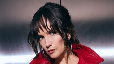 Natalia Oreiro recuperó una tendencia vintage con un conjunto de rayas y gafas cat eye
