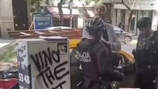Video: el diputado kirchnerista Pietragalla a los empujones con la policía