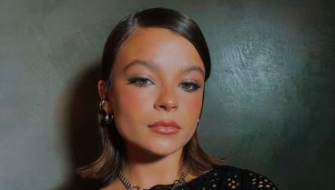 Muna Pauls se anticipó al color que será tendencia esta temporada con un look casual y retro