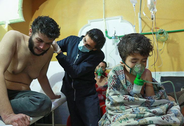 Niños sirios reciben tratamiento por un presunto ataque químico en una clínica improvisada en la aldea de al-Shifuniya, controlada por los rebeldes, en la región oriental de Ghouta, en las afueras de la capital, Damasco.