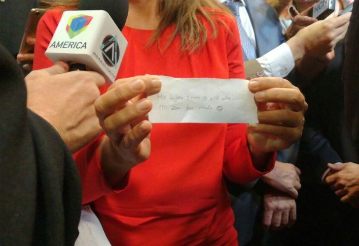 Cerruti mostró el papel que le habría mandado Luis Caputo.