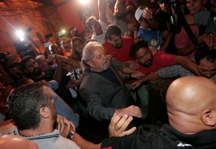 El expresidente caminó pocos metros entre la multitud. Por su seguridad, fue custodiado hasta el aeropuerto de San Pablo.