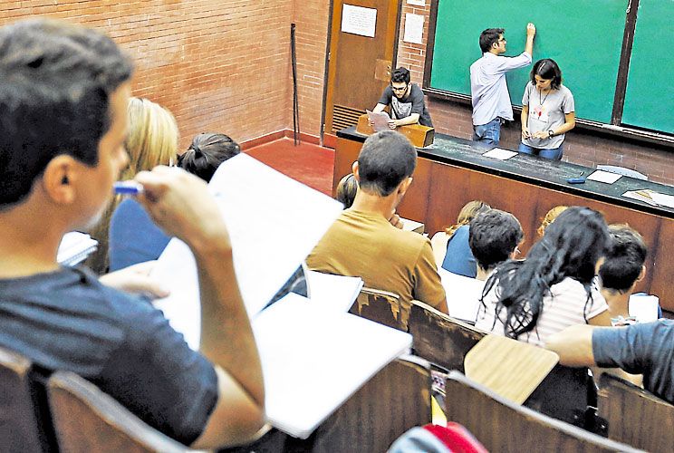 Deuda interna. La baja tasa de graduación y la gran deserción son algunos de los problemas que preocupan a los especialistas.