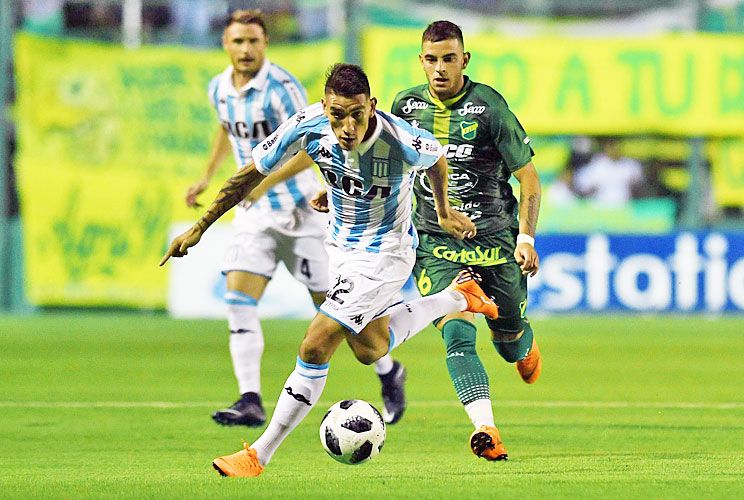LA IDEA FIJA. Centurión encara con la mira puesta en el arco rival. Ricky regresó después de una fecha de suspensión.