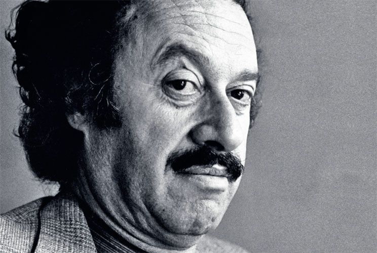 Polígrafo. Además de poeta, Enrique Lihn (1929 - 1988) fue novelista, cuentista, ensayista y dibujante.