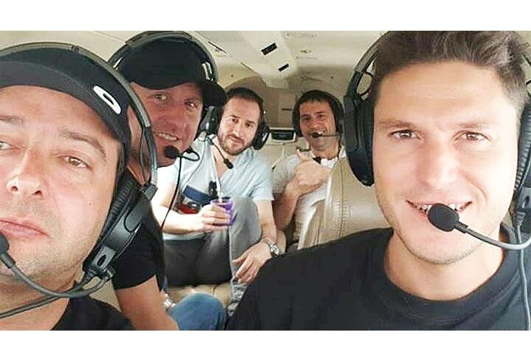 En vuelo. El grupo de amigos, muchos de ellos se conocían desde los 3 años, en el viaje de ida.