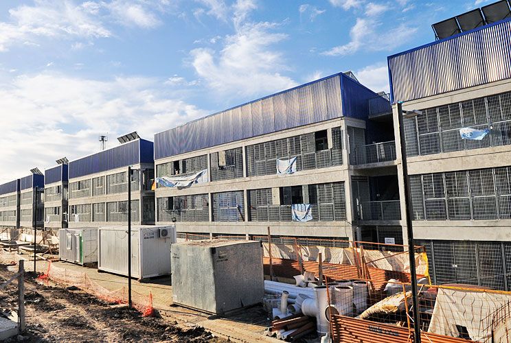Nuevos. Los edificios son de planta baja y dos pisos y tienen departamentos de dos y tres dormitorios, con baños completos y un living que incluye la cocina. A la próxima etapa se mudarán 80 familias más.