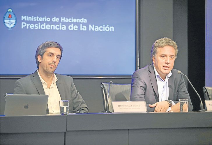 Viernes. El titular de Hacienda (der.), en conferencia. No hubo preguntas sobre su supuesto blanqueo.