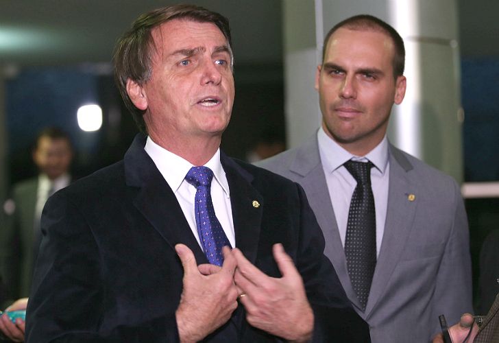 El polémico candidato Eduardo Bolsonaro, junto a su hijo, el diputado Eduardo Bolsonaro.