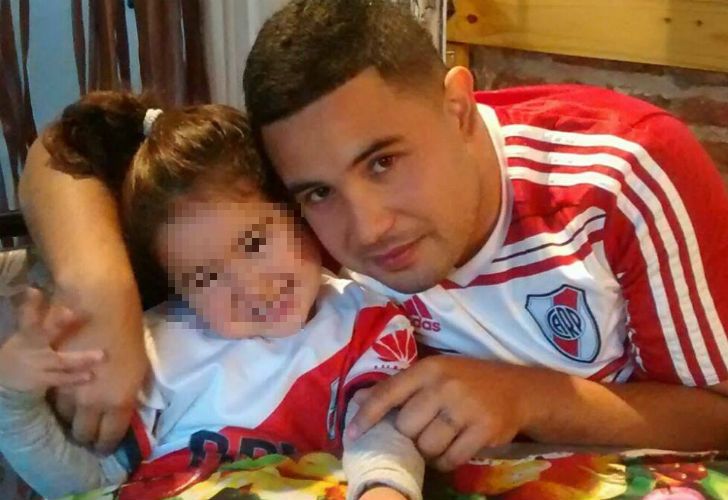 Leandro Miguel Alcaraz junto a su hija.
