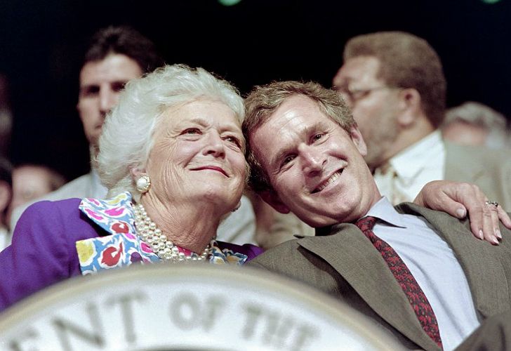 Barbara con su hijo, George W. Bush.