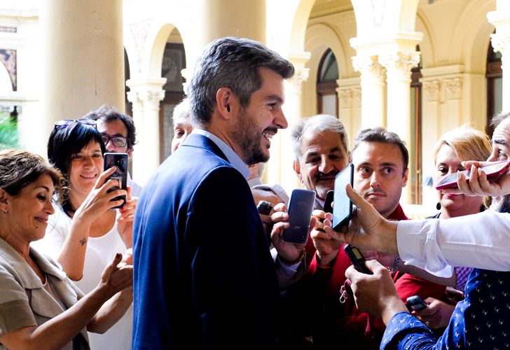 Marcos Peña habla con la prensa