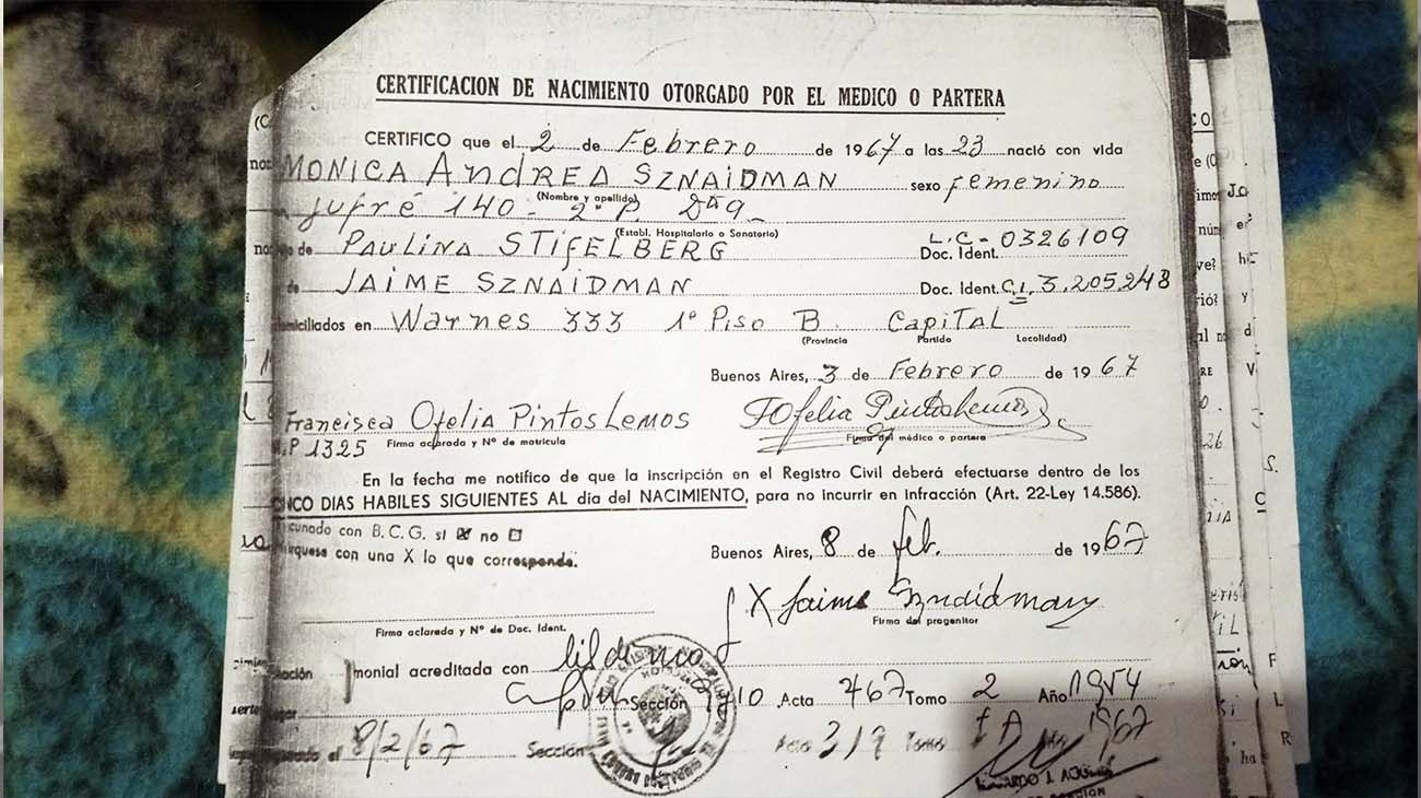 La partida de nacimiento de despertó dudas en Sznaidman.