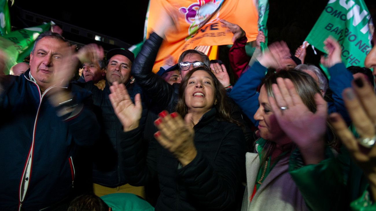 La gobernadora Arabela Carreras festeja junto al intendente de Bariloche, Gustavo Gennuso