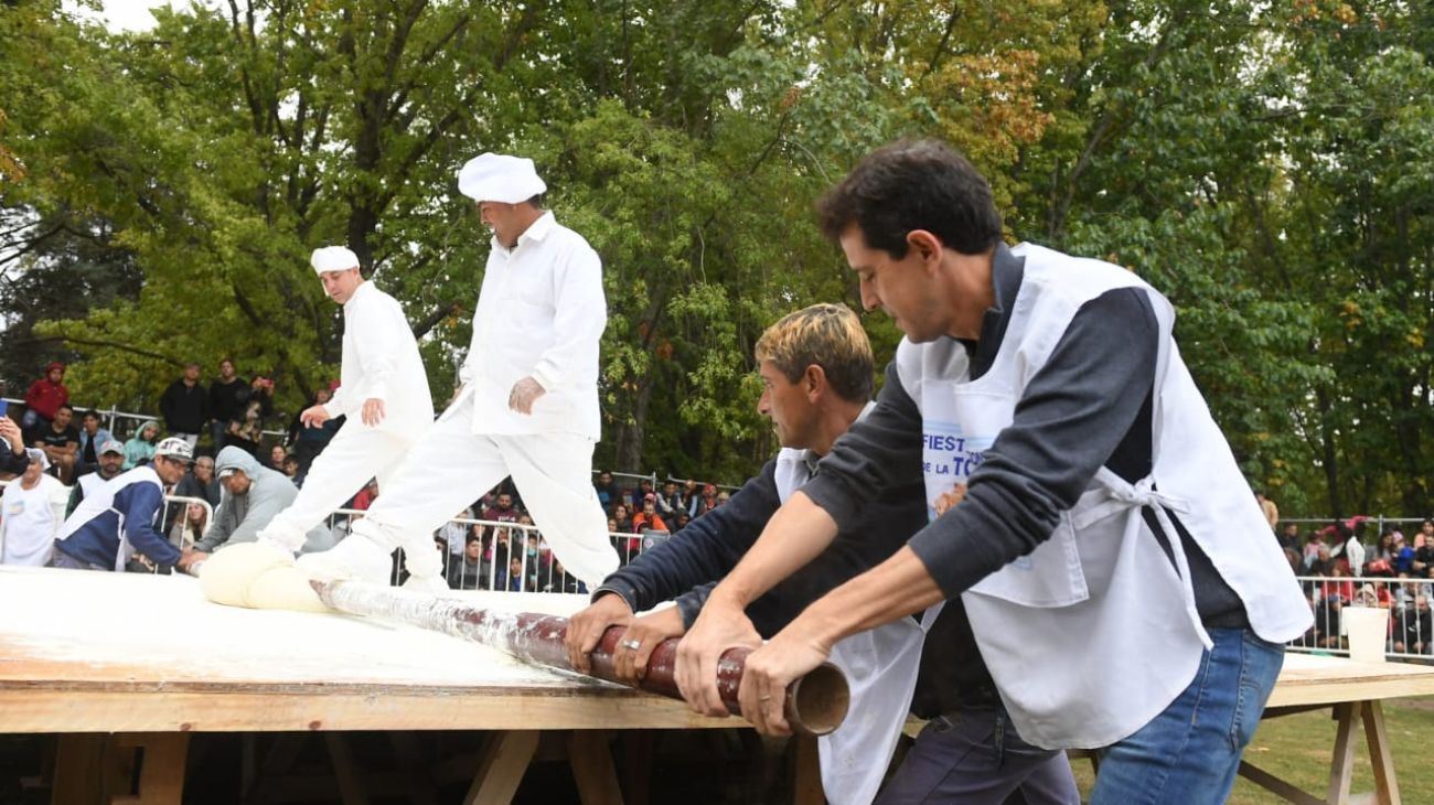 Wado de Pedro, amasando en la Fiesta Nacional de la Torta Frita