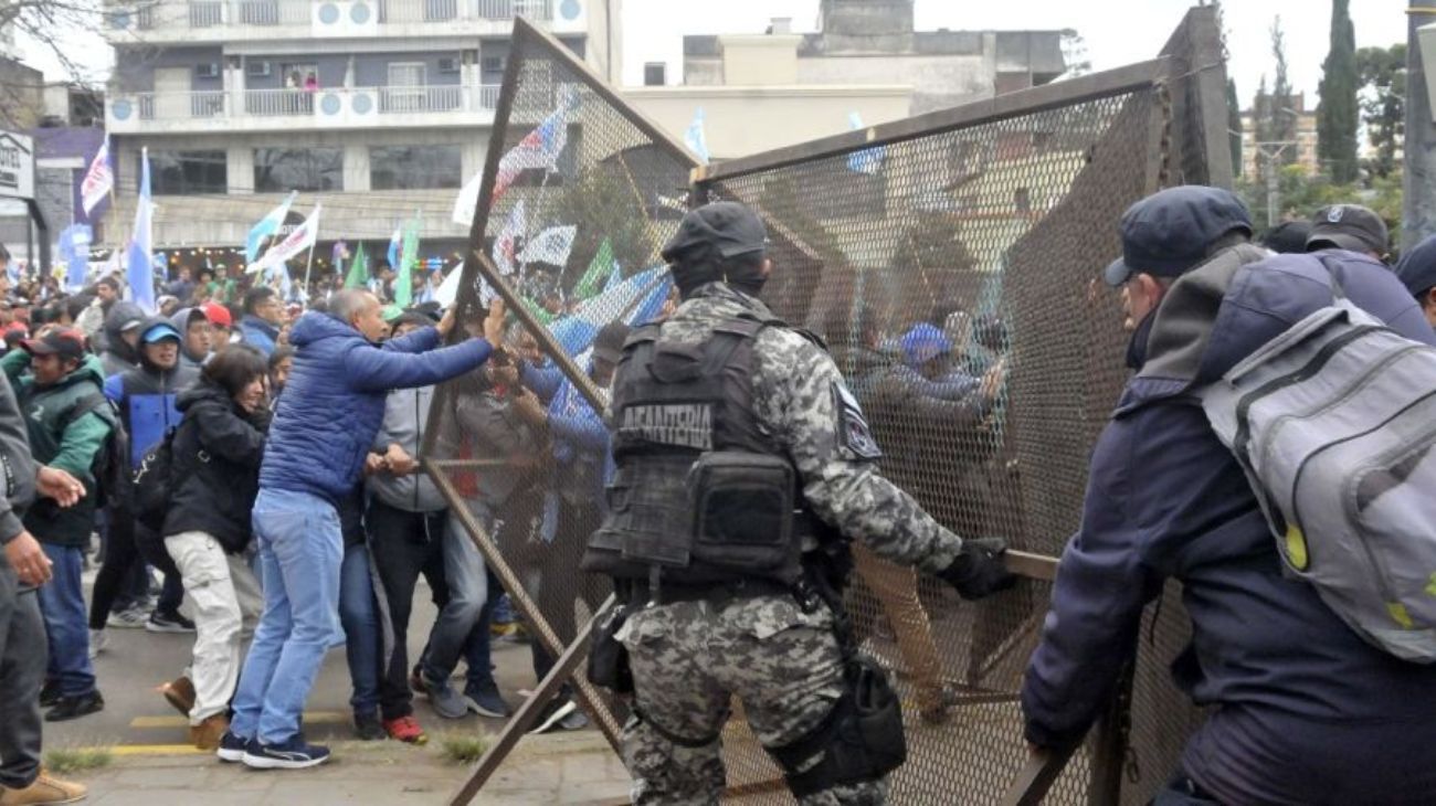 Las protestas en Jujuy frente a la Legislatura.
