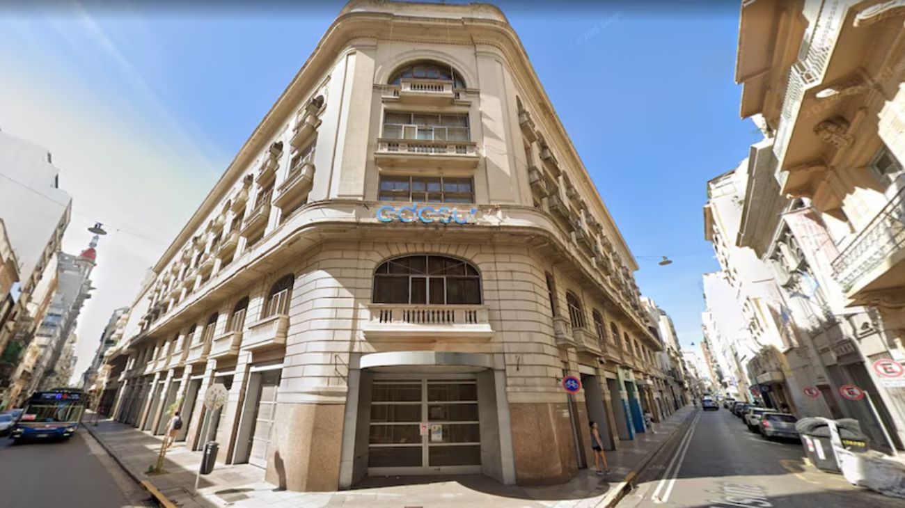 El frente del edificio de Edesur en el que se produjo el derrumbe