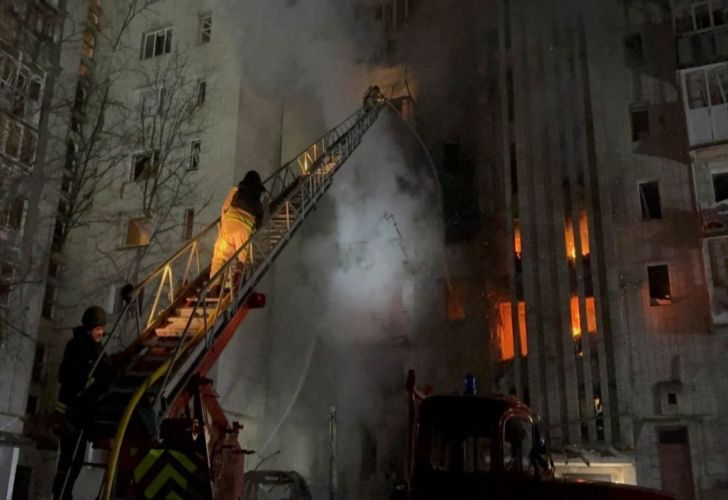 Edificio residencial atacado en Okhtyrka