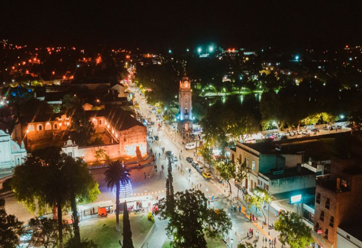 Alta Gracia iluminada de noche