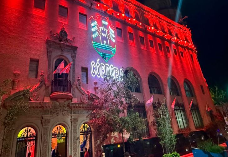 Edificio de la lotería de Córdoba iluminado