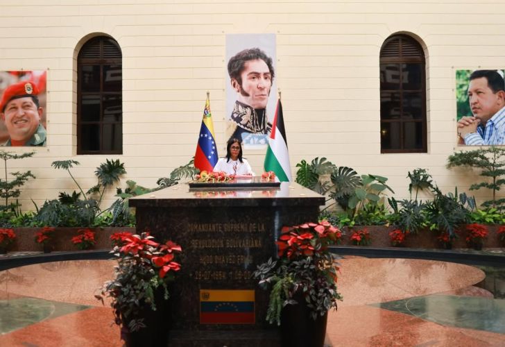 Delcy Rodríguez en la tumba de Chávez