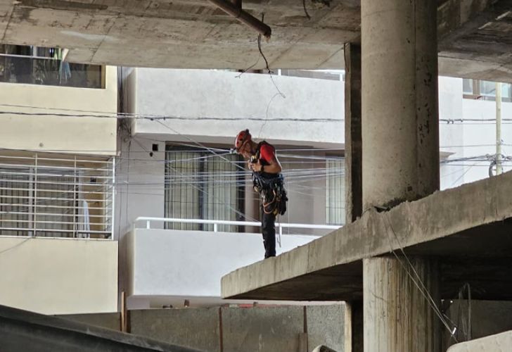 Bombero dentro del Edificio