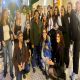 El chamán Kopenawa rodeado de jóvenes franceses