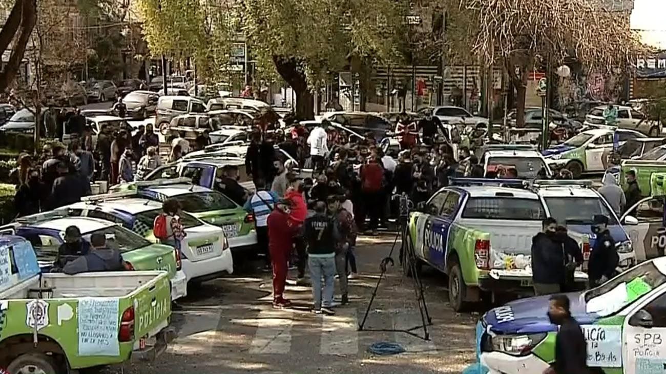 Continua la asamblea de policías en Adrogué.