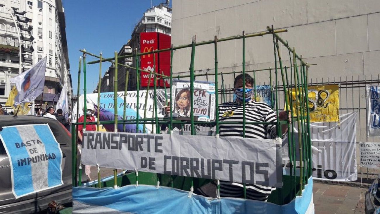 El banderazo del 8N fue también en respaldo de Bruglia y Bertuzzi. Foto: Cedoc.