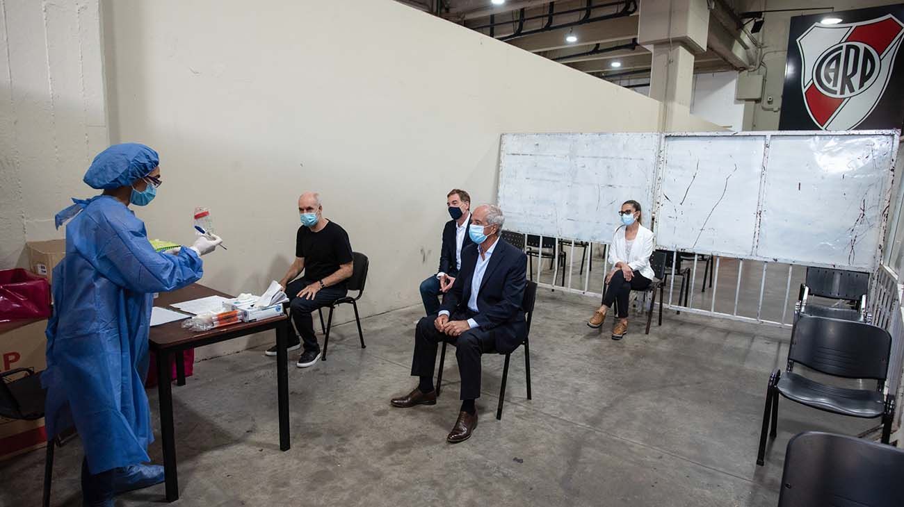 El jefe de Gobierno porteño, Horacio Rodríguez Larreta, y el viceje, Diego Santilli, recorrieron el dispositivo Detectar que abrió la semana pasada en el Club Atlético River Plate, junto a su presidente, Rodolfo D’Onofrio. Crédito: Noticias Argentinas