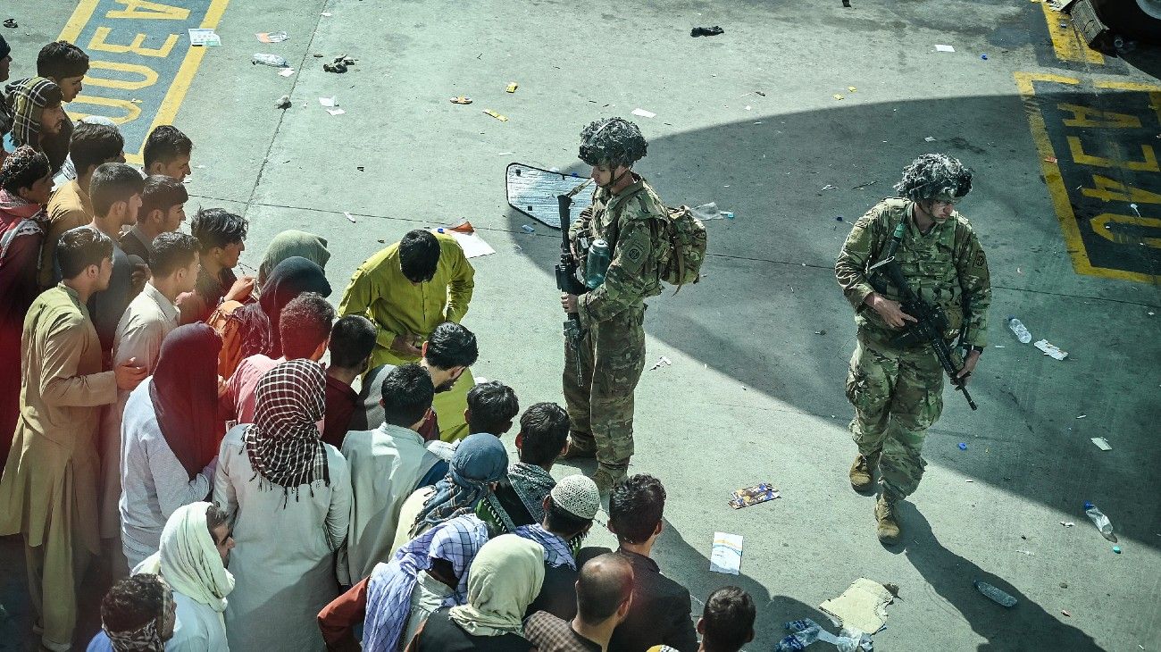 Militares protegen el ingreso del Aeropuerto de Kabul. Foto: AFP.