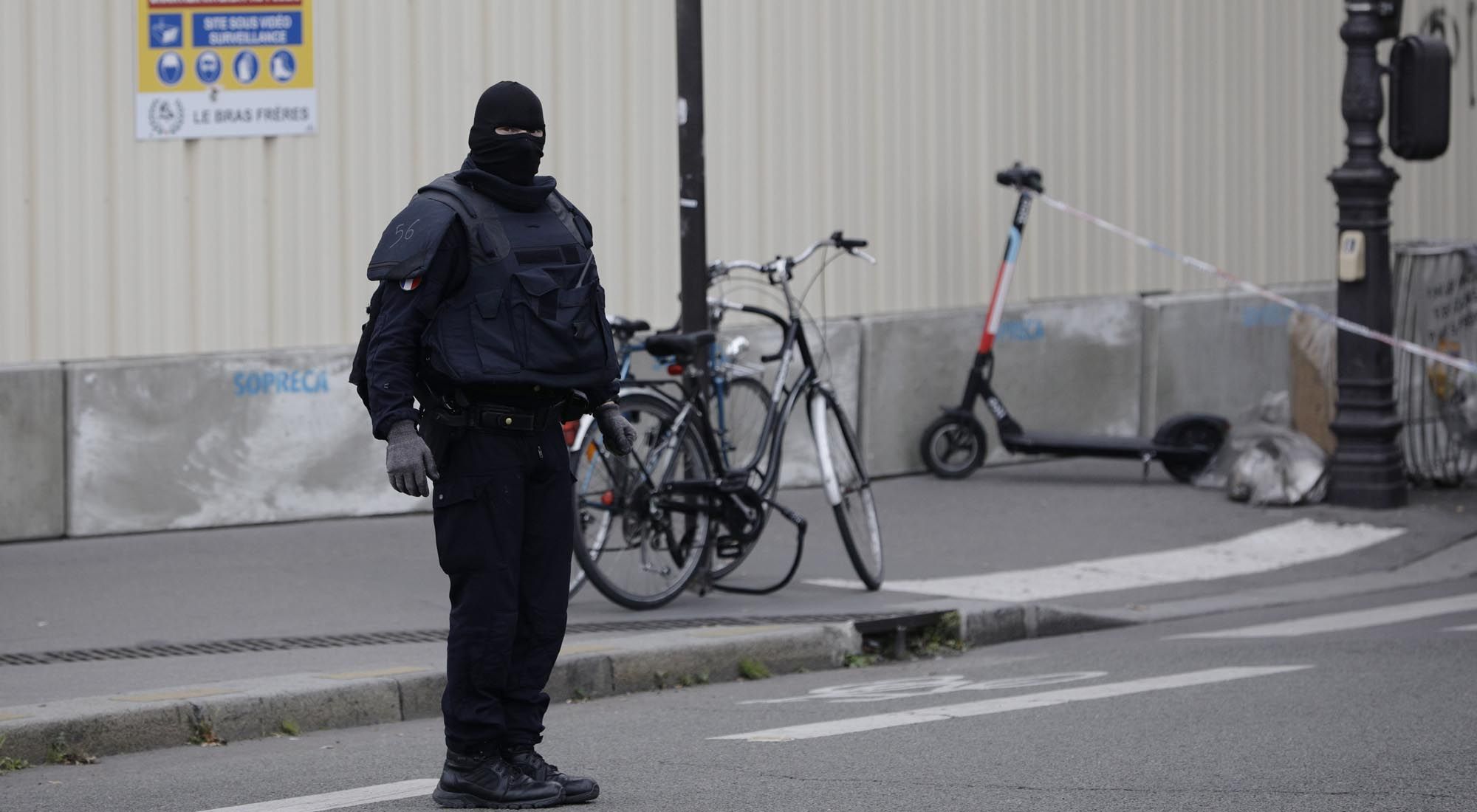 La agresión inédita en la historia de la policía francesa, se produjo en pleno centro de la capital del país, cerca de la catedral de Notre Dame. Foto: AFP.