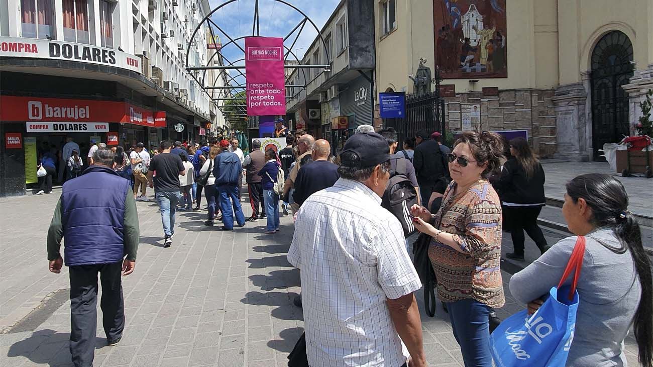 También hubo colas para comprar dólares en Córdoba. Foto: NA (archivo)